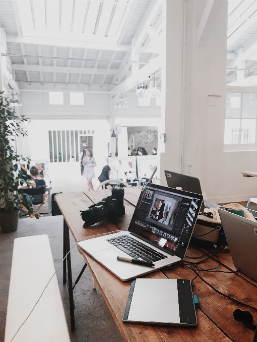 Peralatan kantor
 kantor ruang desain interior
