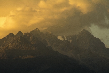 Foto Céu relevo montanhoso
 montanha cadeia de montanhas
