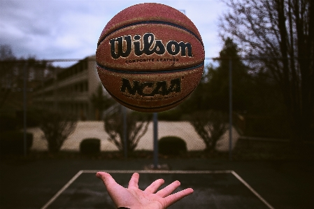 Foto Bola langit basket tangan