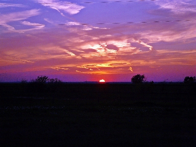 Foto Atardecer puesta de sol en el desierto
 cielo horizonte