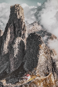 Foto Rock bentang alam pegunungan
 langit gunung