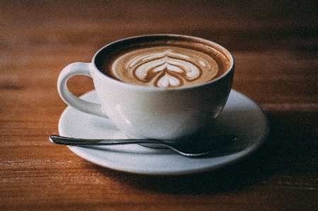 Flaches weiß
 fleckiger kaffee
 tasse kaffee mit milch
 Foto