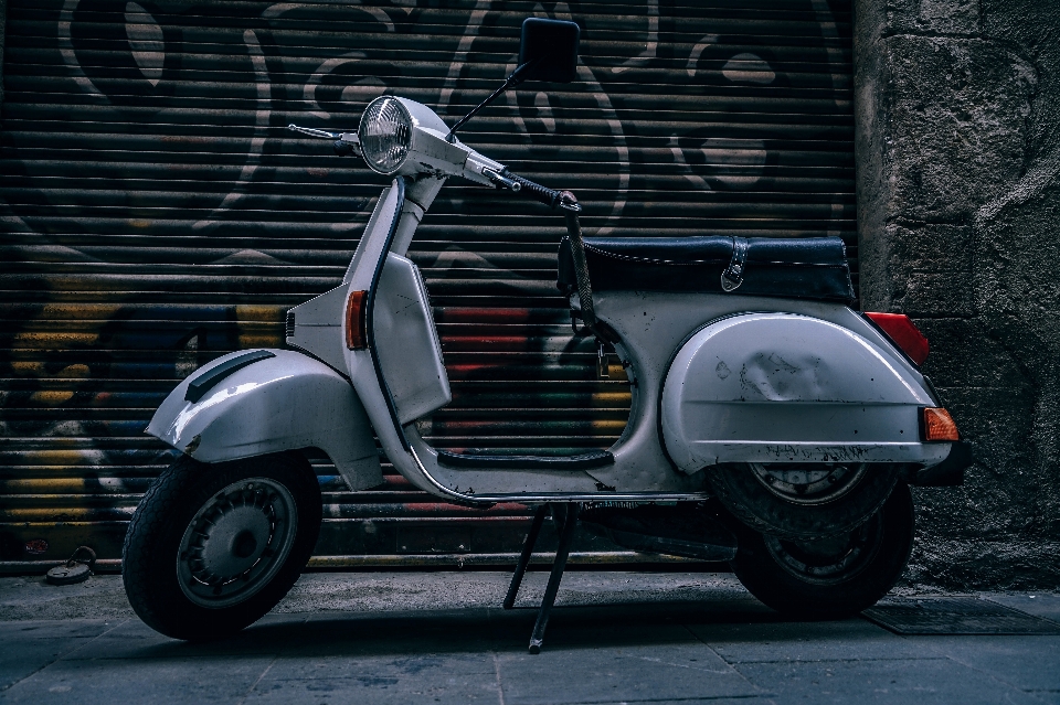 スクーター 車両 vespa 交通手段
