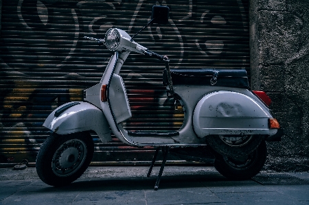 スクーター 車両 vespa 交通手段
 写真