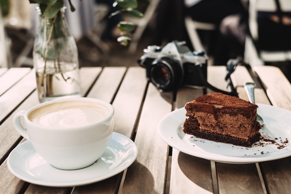 Makanan brownies coklat
 piring hidangan penutup