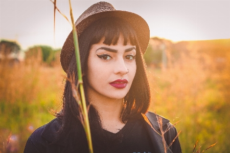 Photo Affronter cheveux lèvre jaune