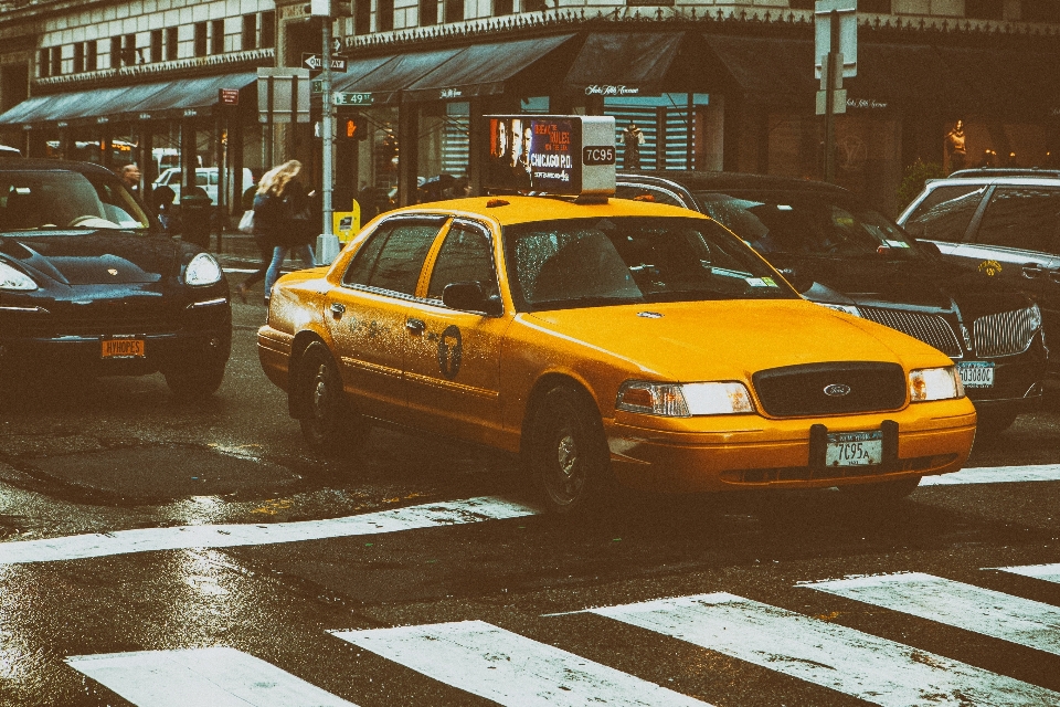 Veicolo auto taxi giallo