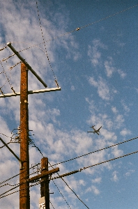 Foto Langit kabel saluran listrik di atas kepala
