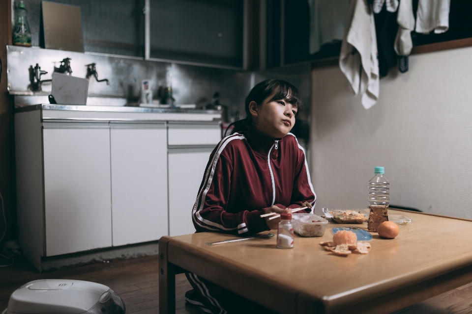 Femme chambre instantané cuisine