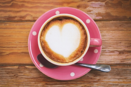 Fleckiger kaffee
 kaffee mit milch
 eingegrenzt
 Foto