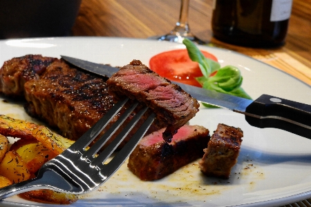 Foto Piring makanan masakan steak besi datar
