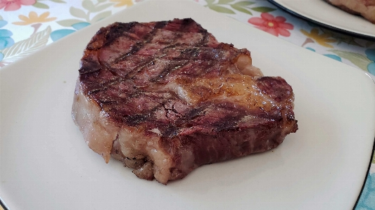 Foto Daging iga panggang
 steak setengah matang
 panggang sapi