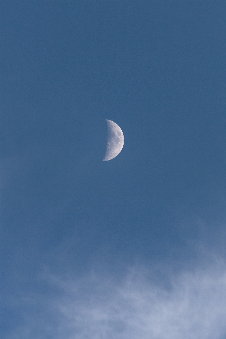 Langit bulan siang hari suasana