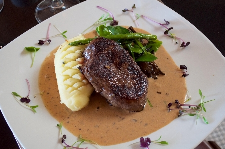 Foto Piring masakan makanan steak lada
