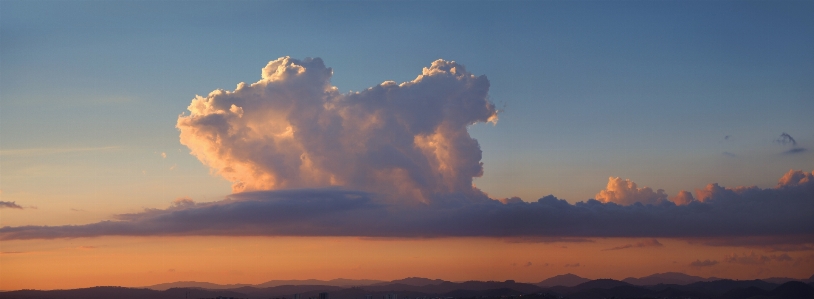 Foto Awan langit matahari terbenam besar