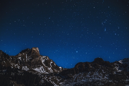 Foto Céu relevo montanhoso
 montanha noite