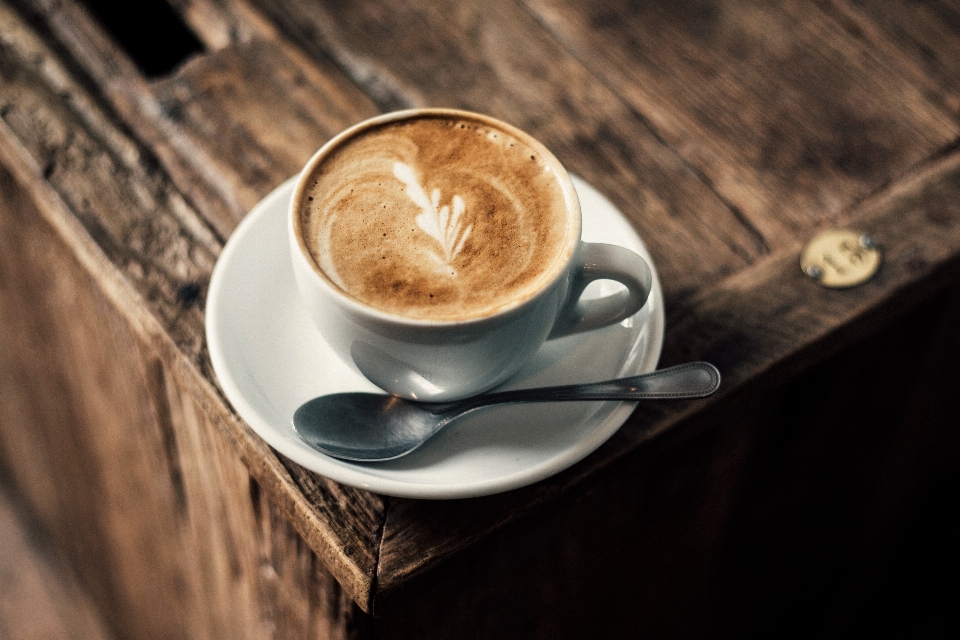 Fleckiger kaffee
 schneiden
 tasse latté