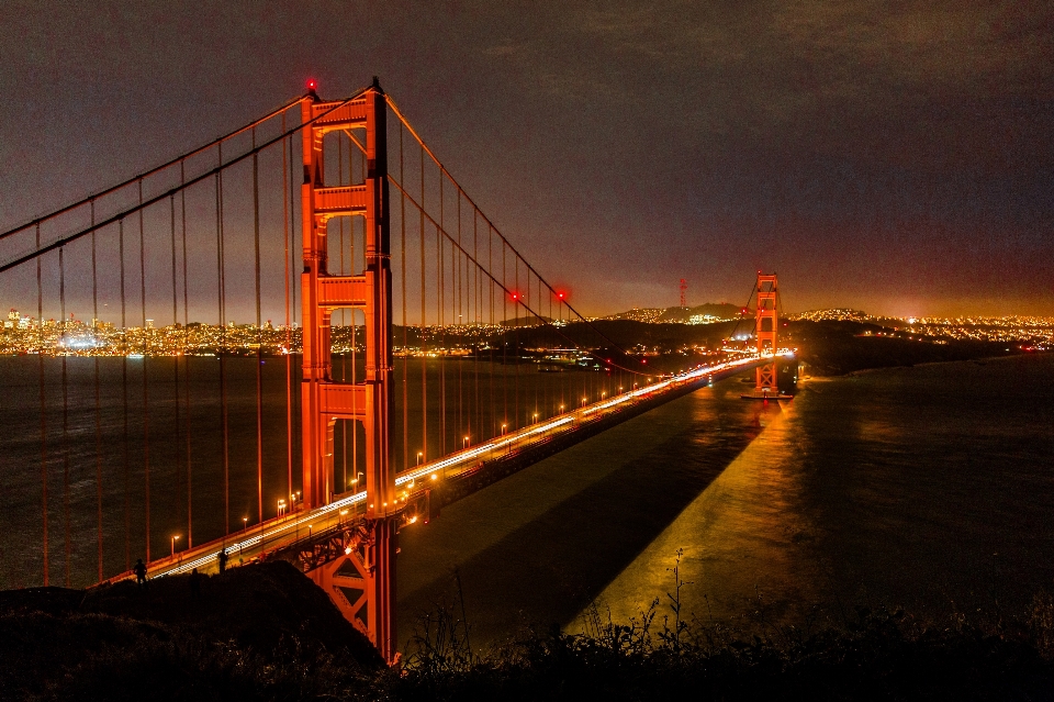 Pont suspendu
 ciel nuit