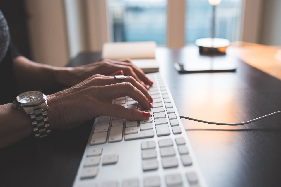 Dactylographie main clavier d'ordinateur
 doigt