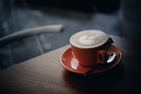 Fleckiger kaffee
 tasse kaffeetasse schneiden
 Foto