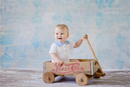 子供 製品 幼児 座っている 写真