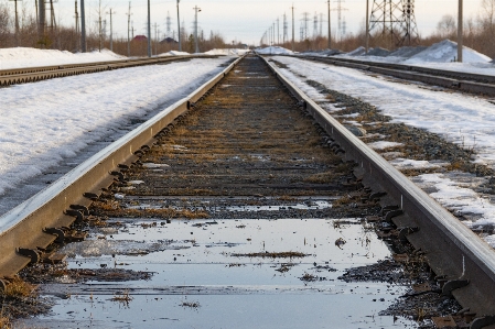 Foto Linea ferroviaria
 rotaie dormienti stazione