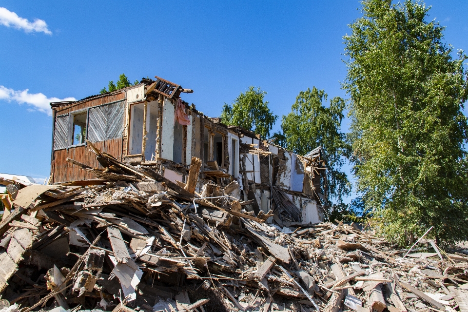 Di legno log demolizione rovine