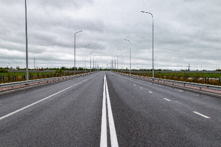 Foto Jalan pilar menandai melacak