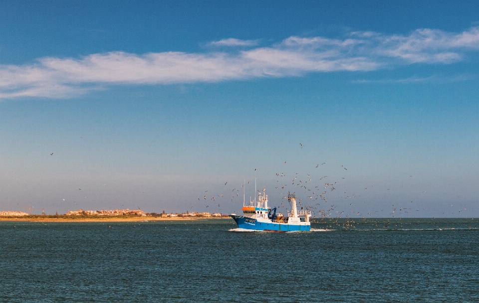 Schiff wassertransport
 himmel meer