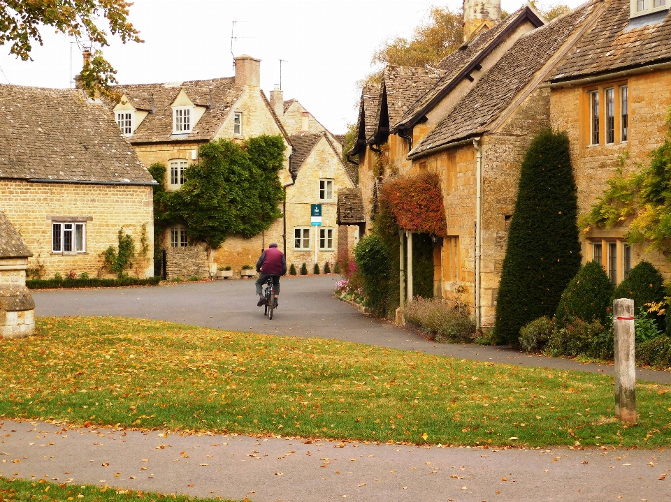 Peaceful bike ride riding lower slaughter the cotswolds