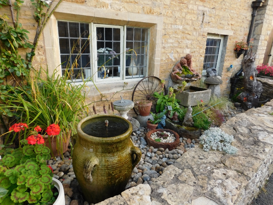 Pequeno jardim pitoresco
 de fadas
 bourton na água
