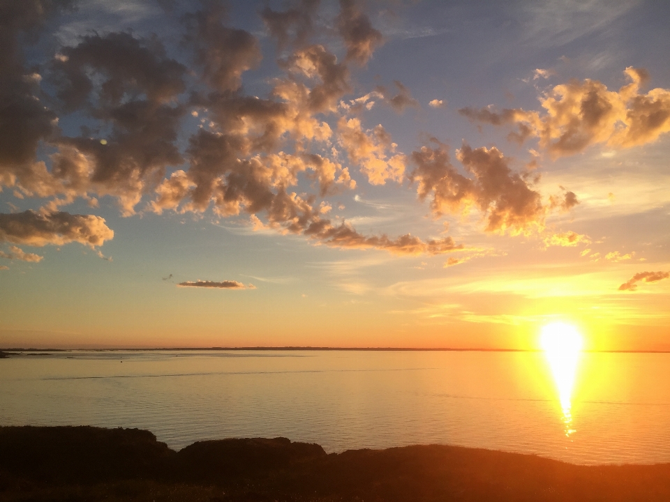 Schöner sonnenuntergang
 sonnenuntergang in norwegen
 an der küste
 sommersonnenuntergang
