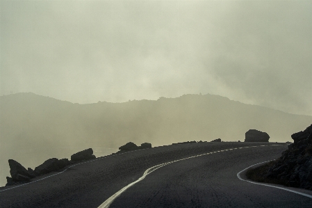 Foto Camino cielo tierras altas fenómeno atmosférico
