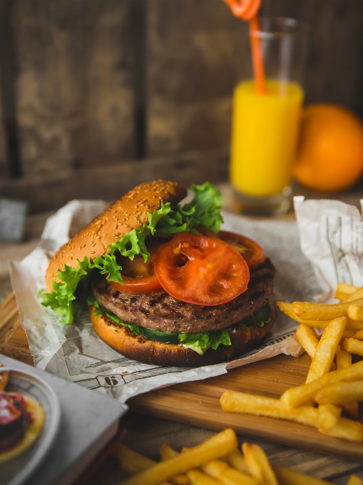 Tabak yiyecek kızarmış yiyecekler
 hamburger