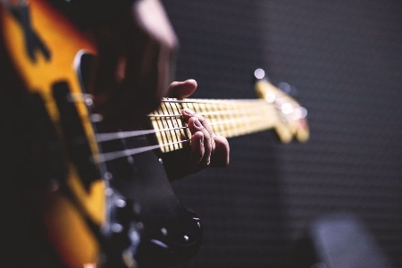 Foto Chitarra strumento a corda
 musicale basso
