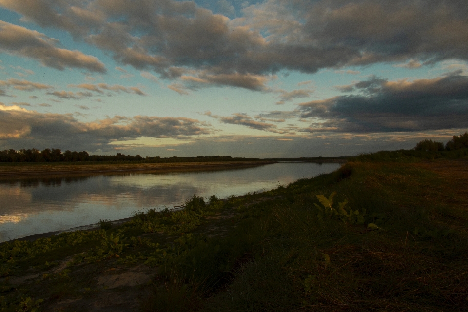 Rivière herbe ciel coucher de soleil