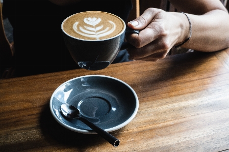 Fleckiger kaffee
 kaffee flaches weiß
 eingegrenzt
 Foto