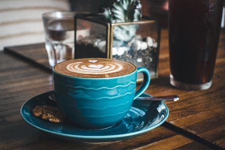 Fleckiger kaffee
 trinken latté schneiden
 Foto