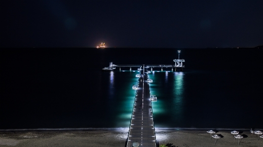 海 橋脚 夜 水 写真