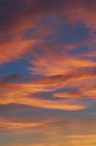 Photo Ciel rémanence
 nuage rouge le matin
