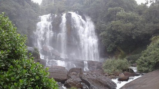 Foto Naturale cascata risorse idriche
 corpo d'acqua
