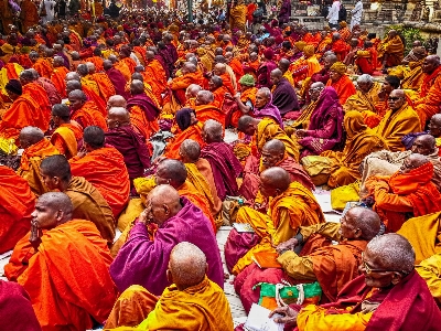 Foto Sang buddha
 biarawan rakyat kerumunan