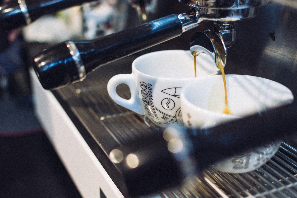 Beber café exprés taza