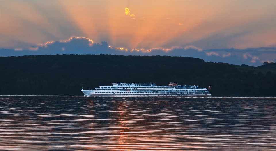 Nave crociera fiume tramonto