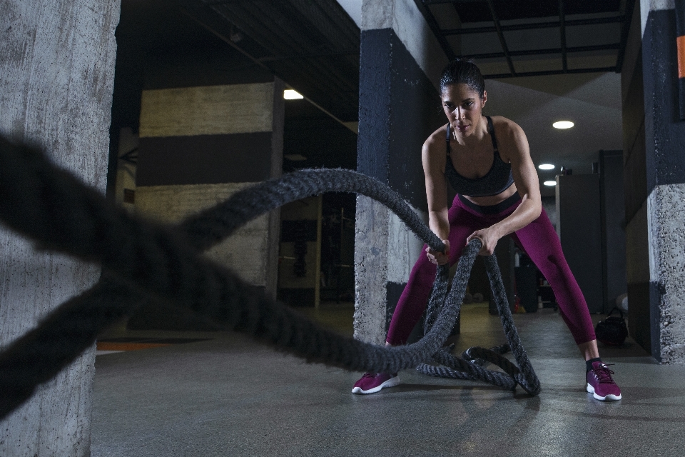 Aptitude salle de sport femme faire l'exercice
