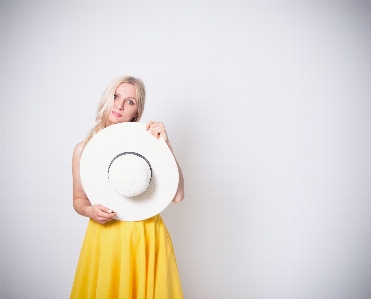 Foto Donne ritratto cappello bianco