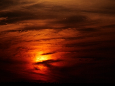 Foto Esquisito pôr do sol céu tempestuoso
 vermelho
