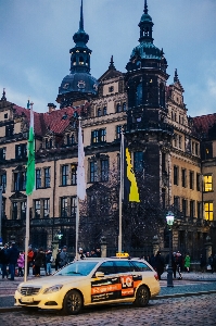 Foto Cidade veículo táxi amarelo