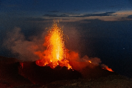 Foto Gunung berapi pulau laut tyrrhenian
 italia