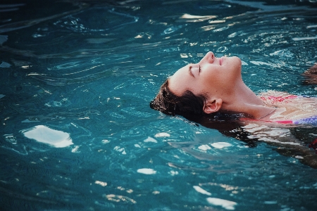 Foto Ragazza acqua bellezza nuoto